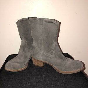 UGG Rioni Mid Calf boots!!